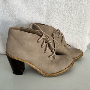 Restricted Lace Up Boots with Chunky Heel